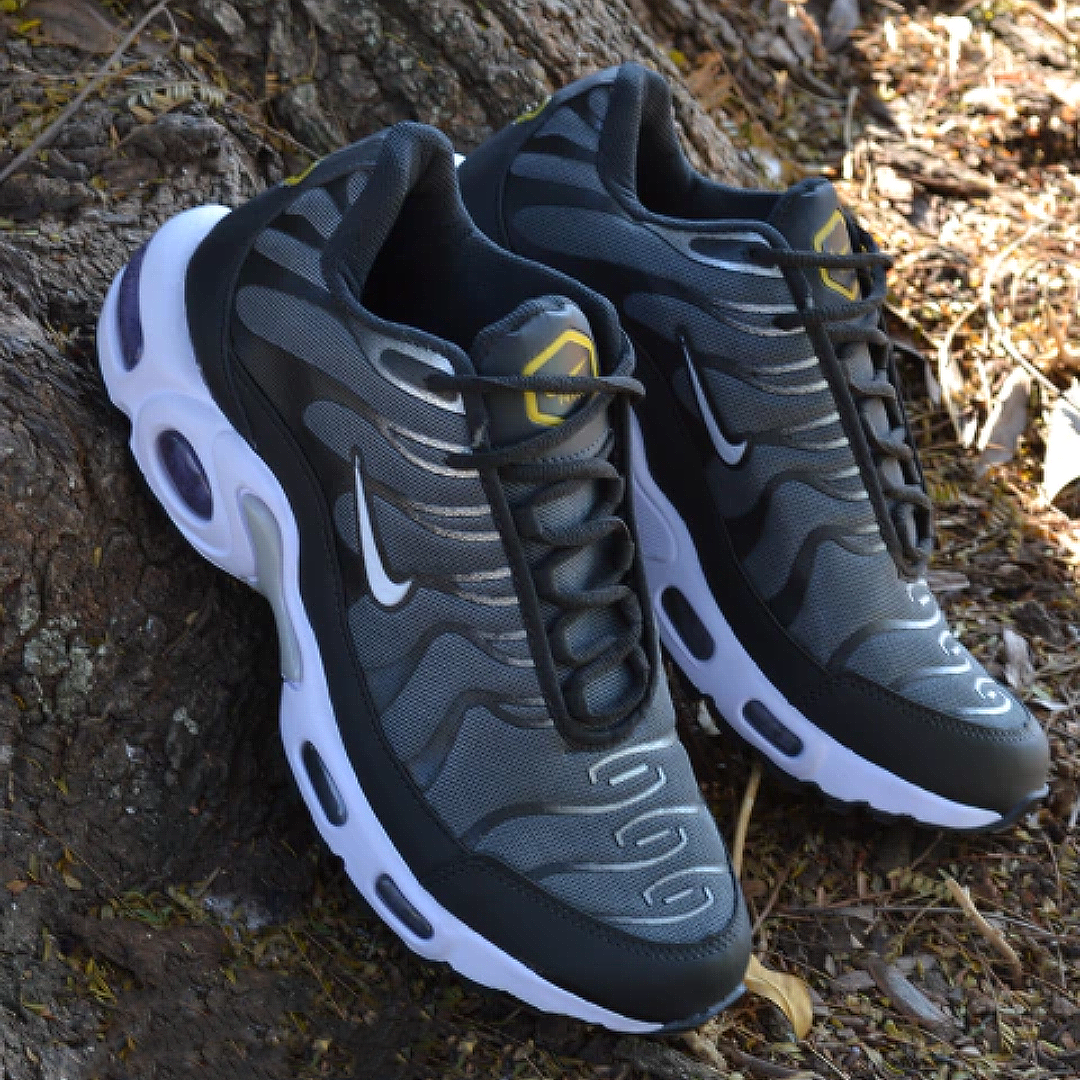 Air Max TN Plus - Preto/Cinza/Branco
