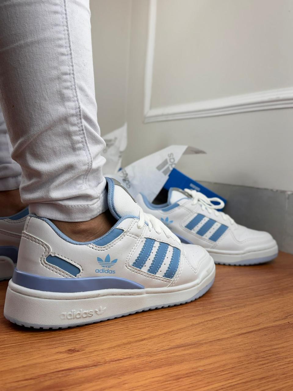 Tênis Adidas Fórum Low - Azul Claro
