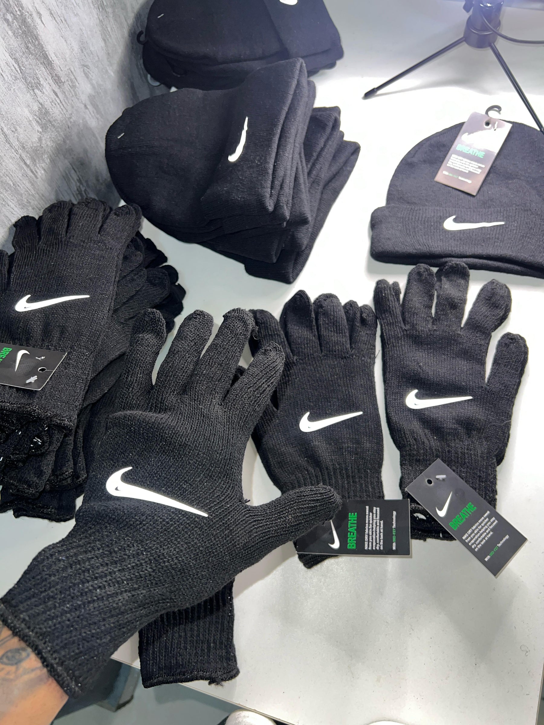 Kit Luva + Touca Preta Nike - Premium