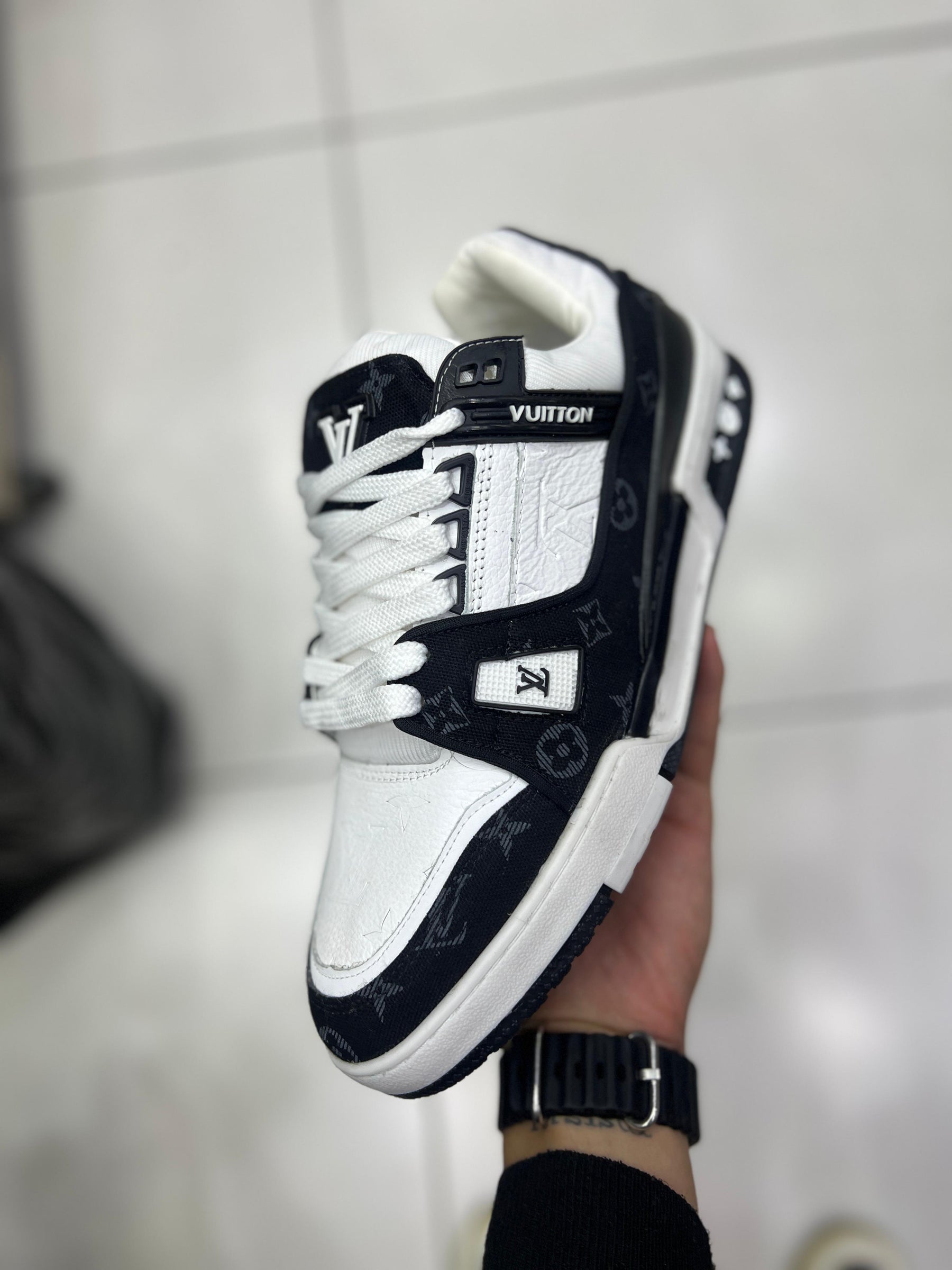Louis Vuitton Trainer - Preto e Branco