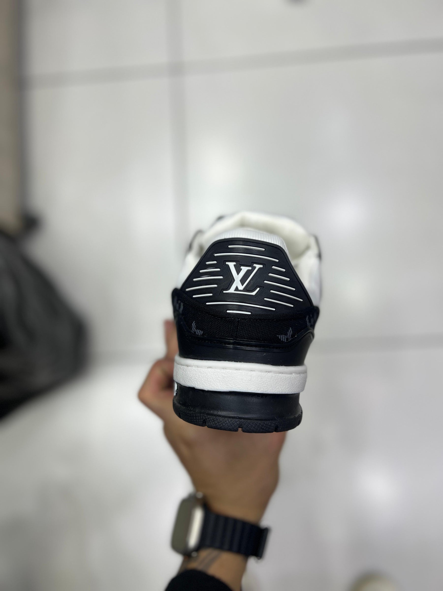 Louis Vuitton Trainer - Preto e Branco