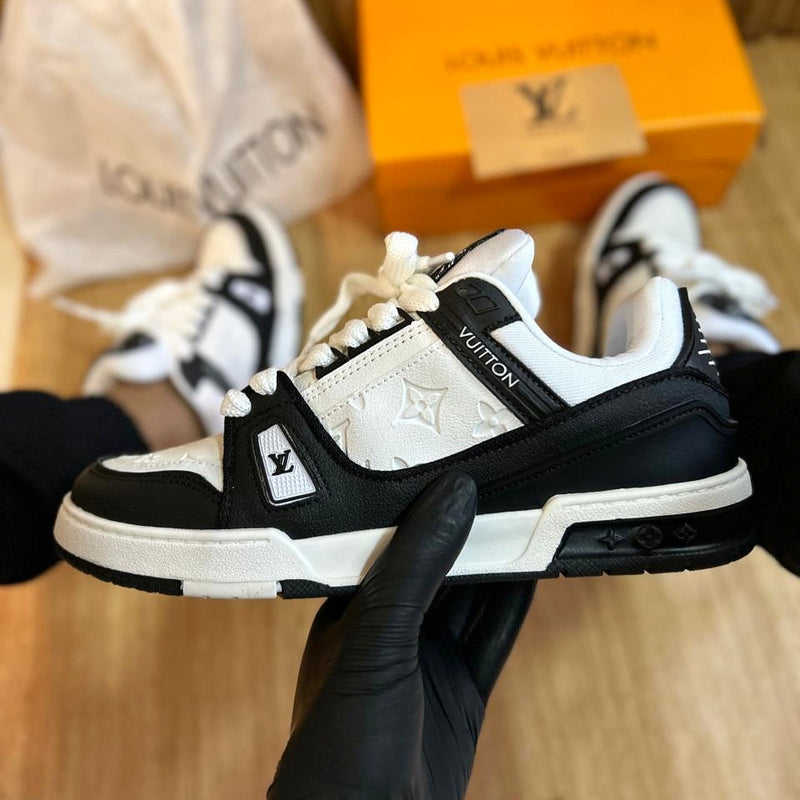 Louis Vuitton Trainer - Preto e Branco Réplica