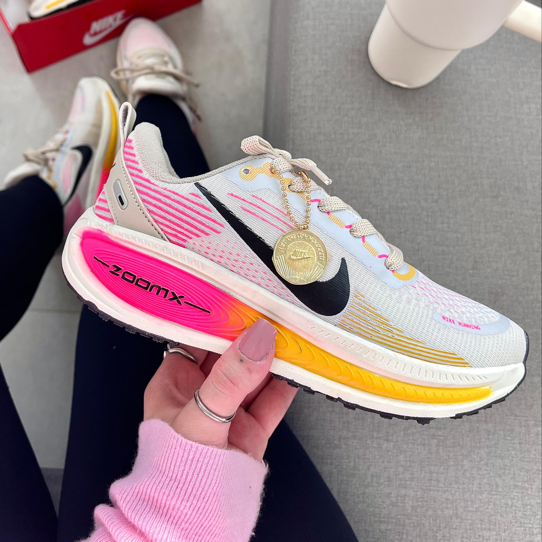 NIKE VOMERO BRANCO E ROSA