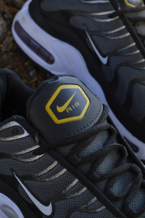 Air Max TN Plus - Preto/Cinza/Branco