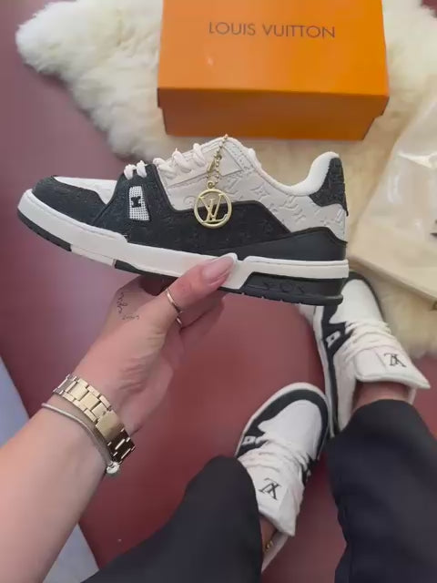 Louis Vuitton Trainer - Preto e Branco Réplica